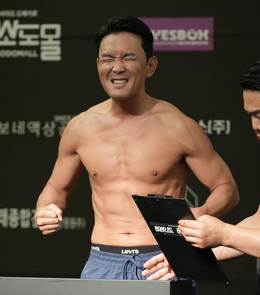 드디어 ‘개그맨’ 윤형빈(46, FREE)과 ‘200만 먹방 유튜버’ 밴쯔(35, 파이터100)가 격투기로 대결하는 날이 밝았다. / 로드FC