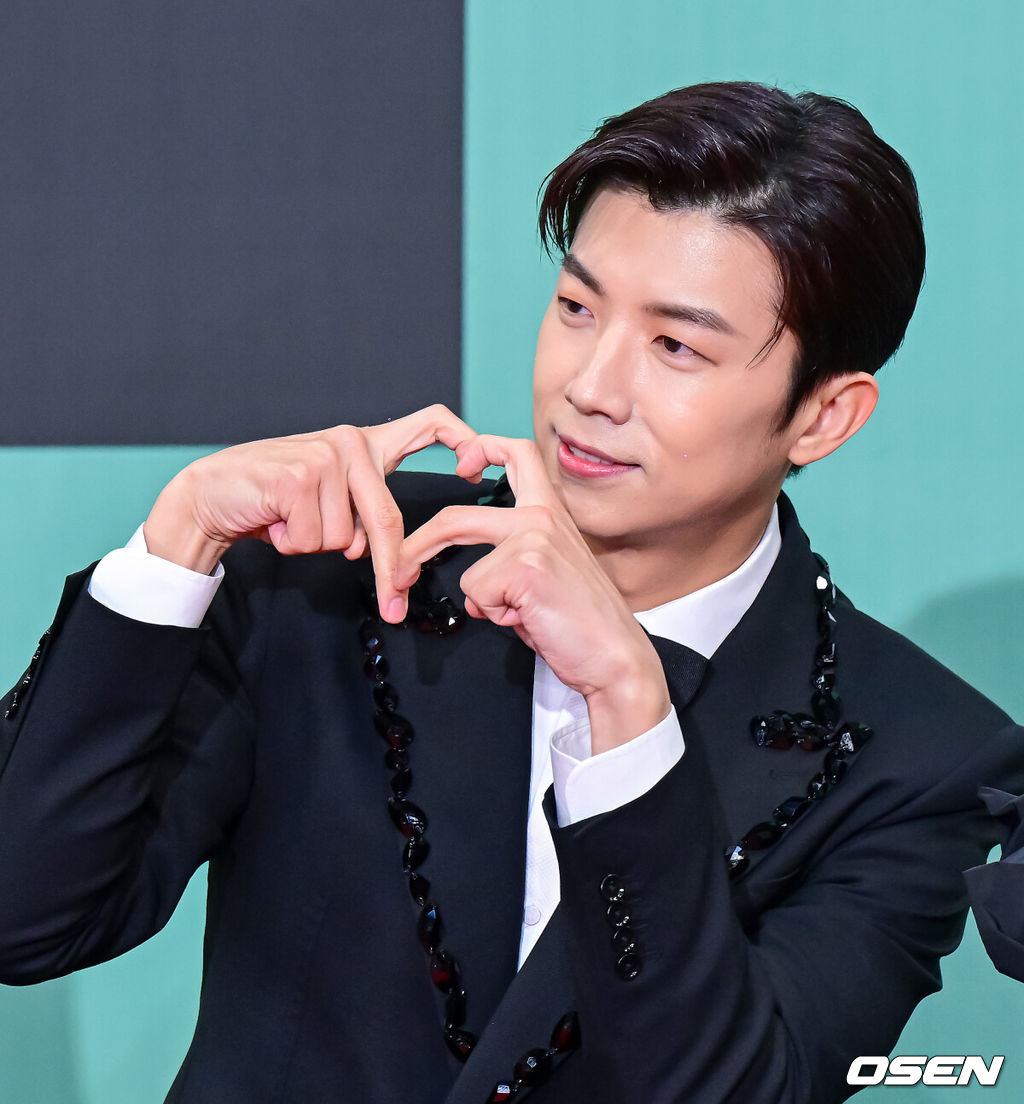 23일 오후 서울 여의도 KBS 신관 웨딩홀에서 2023 KBS 연예대상 레드카펫 포토월 행사가 열렸다.홍김동전 장우영이 포토타임을 하고 있다. 2023.12.23 / jpnews.osen.co.kr