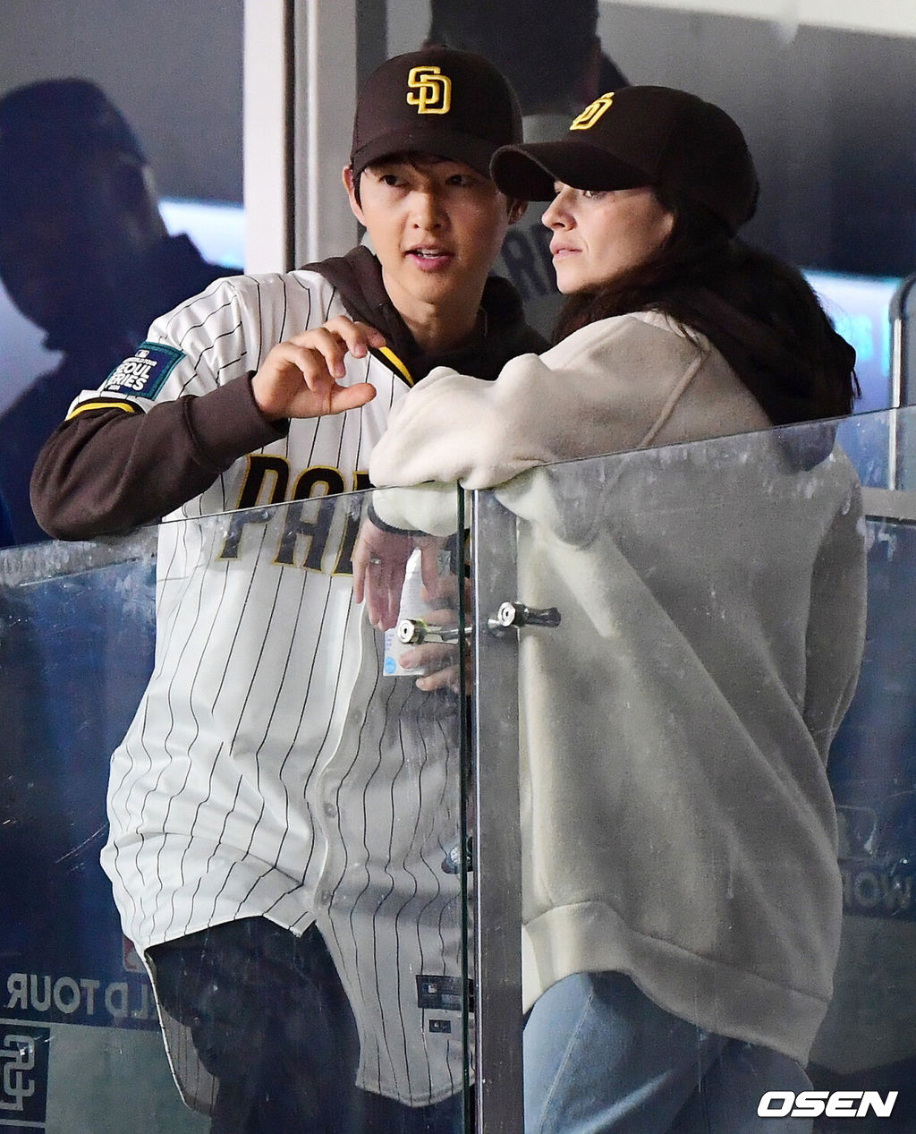 21일 오후 서울 고척스카이돔에서 ‘MLB 월드투어 서울 시리즈’ LA 다저스와 샌디에이고 파드리스의 경기가 열렸다.배우 송중기가 아내 케이티 루이스 사운더스와 함께 경기를 관람하고 있다. 2024.03.21 /sunday@osen.co.kr