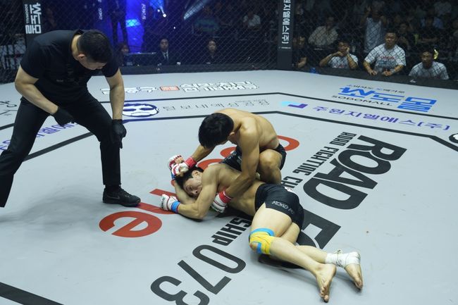28일 장충체육관에서 열린 굽네 ROAD FC 073 2부 제6경기 -76kg 스페셜 이벤트 매치에서 윤형빈이 밴쯔 상대로 1라운드 1분42초 만에 TKO 승리를 거뒀다. / 로드FC