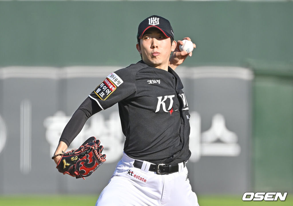 28일 부산 사직야구장에서 2025 신한 SOL 뱅크 KBO 리그 롯데 자이언츠와 KT 위즈의 경기가 열렸다. 홈팀 롯데는 나균안이, 방문팀 KT는 오원석이 선발 출전했다.KT 위즈 선발 투수 오원석이 역투하고 있다. 2025.06.28 / foto0307@osen.co.kr