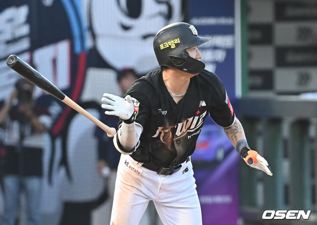 28일 부산 사직야구장에서 2025 신한 SOL 뱅크 KBO 리그 롯데 자이언츠와 KT 위즈의 경기가 열렸다. 홈팀 롯데는 나균안이, 방문팀 KT는 오원석이 선발 출전했다.KT 위즈 김민혁이 6회초 1사 만루 중견수 왼쪽 2타점 안타를 치고 있다. 2025.06.28 / foto0307@osen.co.kr