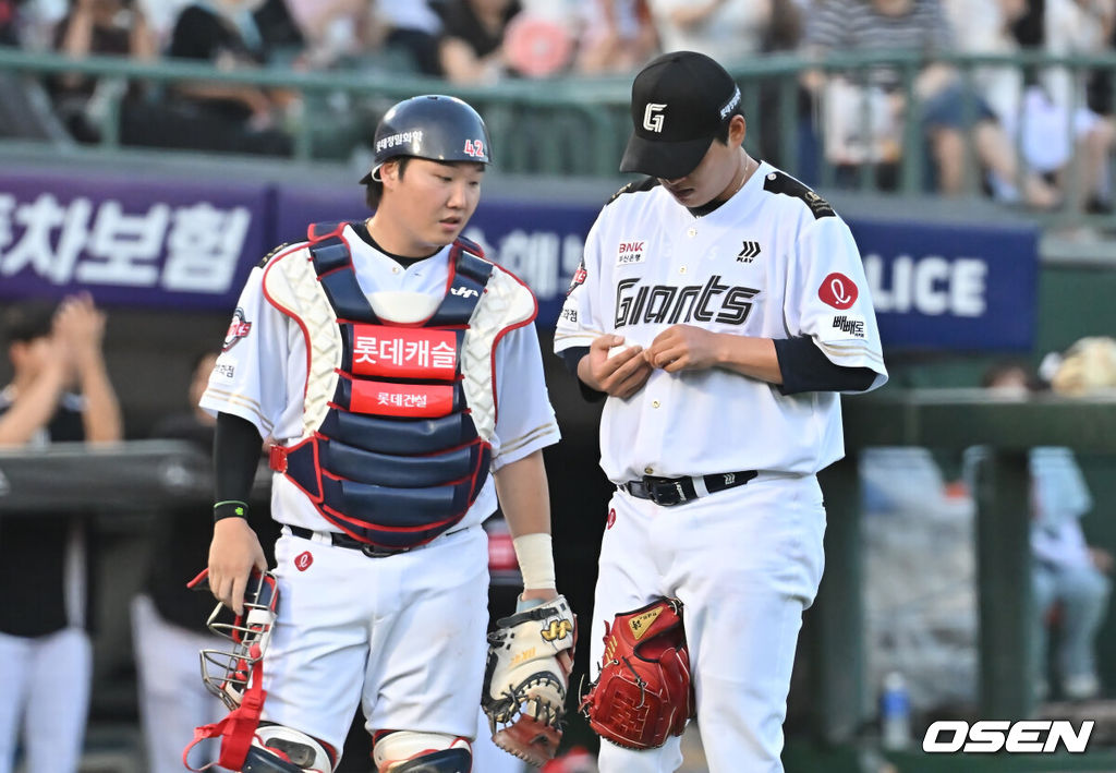 28일 부산 사직야구장에서 2025 신한 SOL 뱅크 KBO 리그 롯데 자이언츠와 KT 위즈의 경기가 열렸다. 홈팀 롯데는 나균안이, 방문팀 KT는 오원석이 선발 출전했다.롯데 자이언츠 나균안이 6회초 KT 위즈 장진혁의 번트 안타를 허용하고 아쉬워하고 있다. 2025.06.28 / foto0307@osen.co.kr
