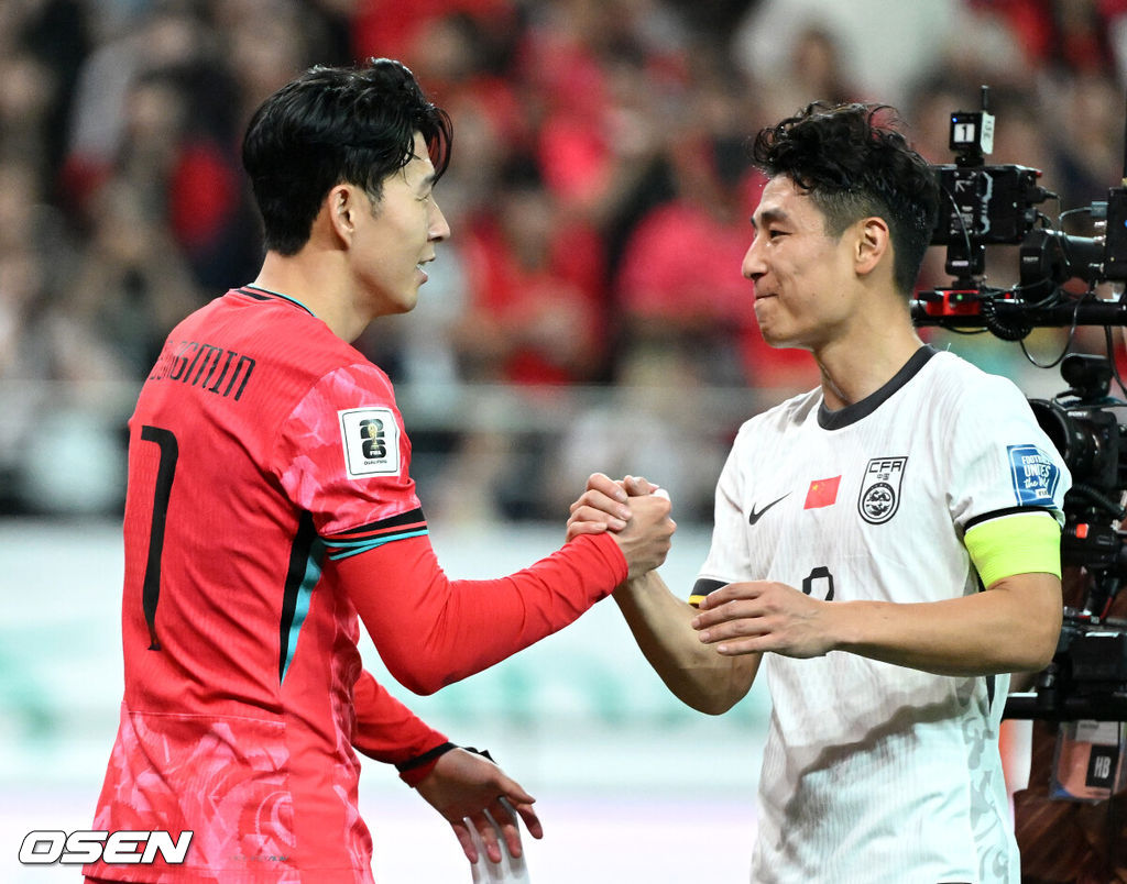 중국이 예고했던 놀랄 일은 없었다. 한국이 무난하게 중국을 잡아내며 '공한증' 역사를 이어갔다.김도훈 임시 감독이 이끄는 대한민국 축구대표팀은 11일 오후 8시 서울월드컵경기장에서 열린 2026 국제축구연맹(FIFA) 북중미 월드컵 아시아 2차 예선 C조 6차전에서 중국을 1-0으로 꺾었다.경기 종료 후 대한민국 손흥민이 중국 우레이와 인사를 나누고 있다. 2024.06.11 /sunday@osen.co.kr