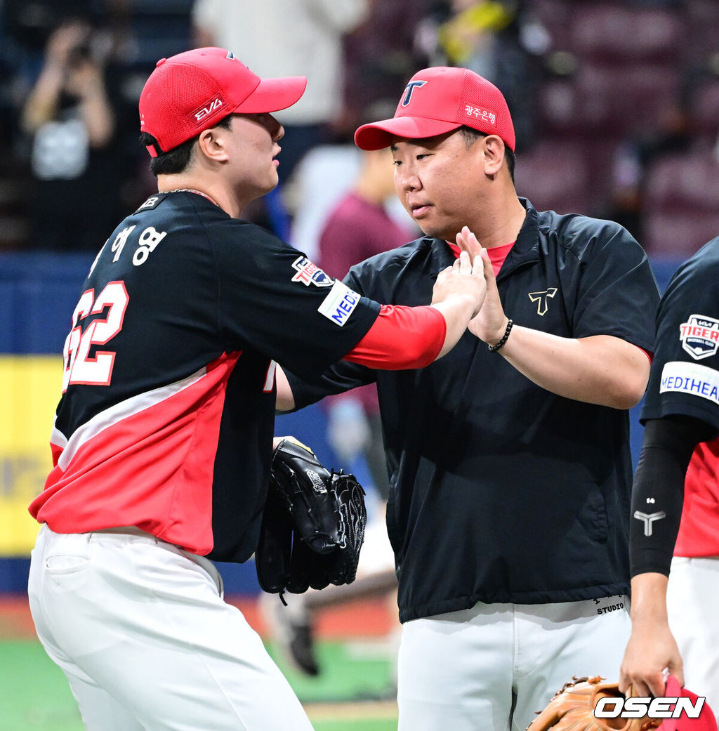 프로야구 KIA 타이거즈가 키움 히어로즈를 꺾고 전날 패배를 설욕했다. KIA는 25일 서울 고척 스카이돔에서 열린 2025 KBO리그 키움과의 경기에서 6-3으로 승리했다. KIA 선발 올러는 6이닝 동안 5피안타 1볼넷 5탈삼진 2실점 퀄리티 스타트로 시즌 8승째를 기록했다. 경기를 마치고 KIA 이범호 감독과 정해영이 인사를 나누고 있다. 2025.06.25 / dreamer@osen.co.kr