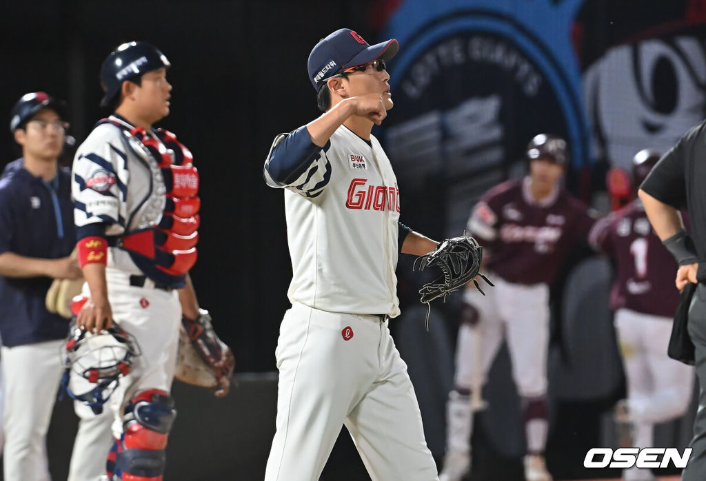 4일 부산 사직야구장에서 2025 신한 SOL 뱅크 KBO 리그 롯데 자이언츠와 키움 히어로즈의 경기가 열렸다. 홈팀 롯데는 박세웅이, 방문팀 키움은 김윤하가 선발 출전했다.롯데 자이언츠 박세웅이 4회초 2사 만루 키움 히어로즈 송성문에게 싹쓸이 좌익수 뒤 2루타를 맞고 아쉬워하고 있다. 2025.06.04 / foto0307@osen.co.kr