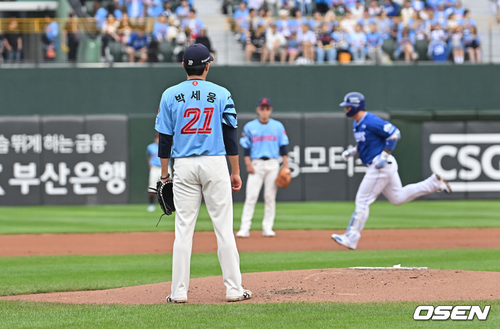 22일 부산 사직야구장에서 2025 신한 SOL 뱅크 KBO 리그 롯데 자이언츠와 삼성 라이온즈의 경기가 열렸다. 홈팀 롯데는 박세웅이, 방문팀 삼성은 원태인이 선발 출전했다.롯데 자이언츠 선발 투수 박세웅이 1회초 2사 1,3루 삼성 라이온즈 박병호에게 좌월 3점 홈런을 허용하고 넘어가는 타구를 바라보고 있다. 2025.06.22 / foto0307@osen.co.kr