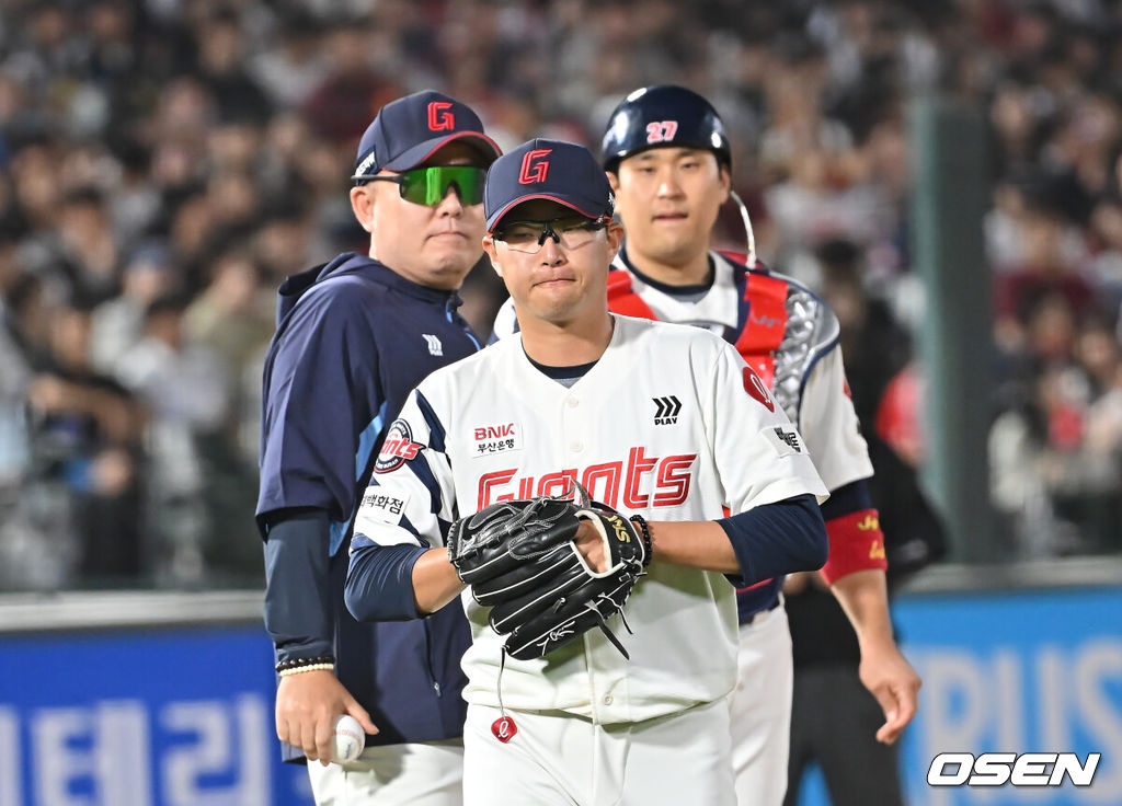 4일 부산 사직야구장에서 2025 신한 SOL 뱅크 KBO 리그 롯데 자이언츠와 키움 히어로즈의 경기가 열렸다. 홈팀 롯데는 박세웅이, 방문팀 키움은 김윤하가 선발 출전했다.롯데 자이언츠 선발 투수 박세웅이 6회초 무사 1,2루 상황에서 교체되고 있다. 2025.06.04 / foto0307@osen.co.kr