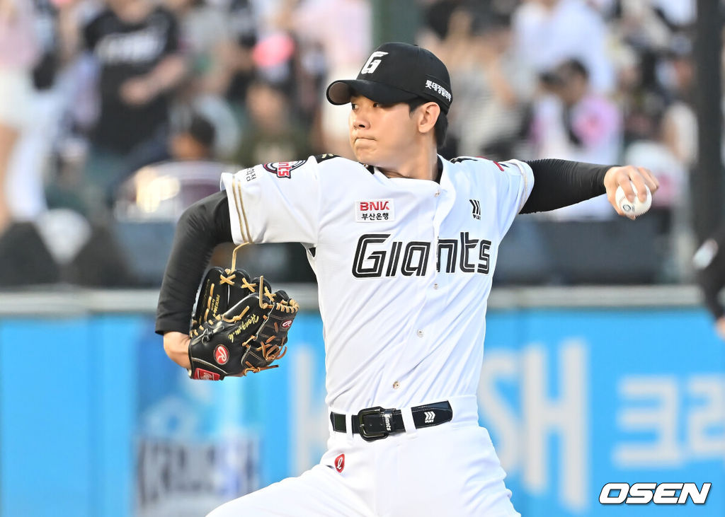 28일 부산 사직야구장에서 2025 신한 SOL 뱅크 KBO 리그 롯데 자이언츠와 KT 위즈의 경기가 열렸다. 홈팀 롯데는 나균안이, 방문팀 KT는 오원석이 선발 출전했다.롯데 자이언츠 홍민기가 역투하고 있다. 2025.06.28 / foto0307@osen.co.kr
