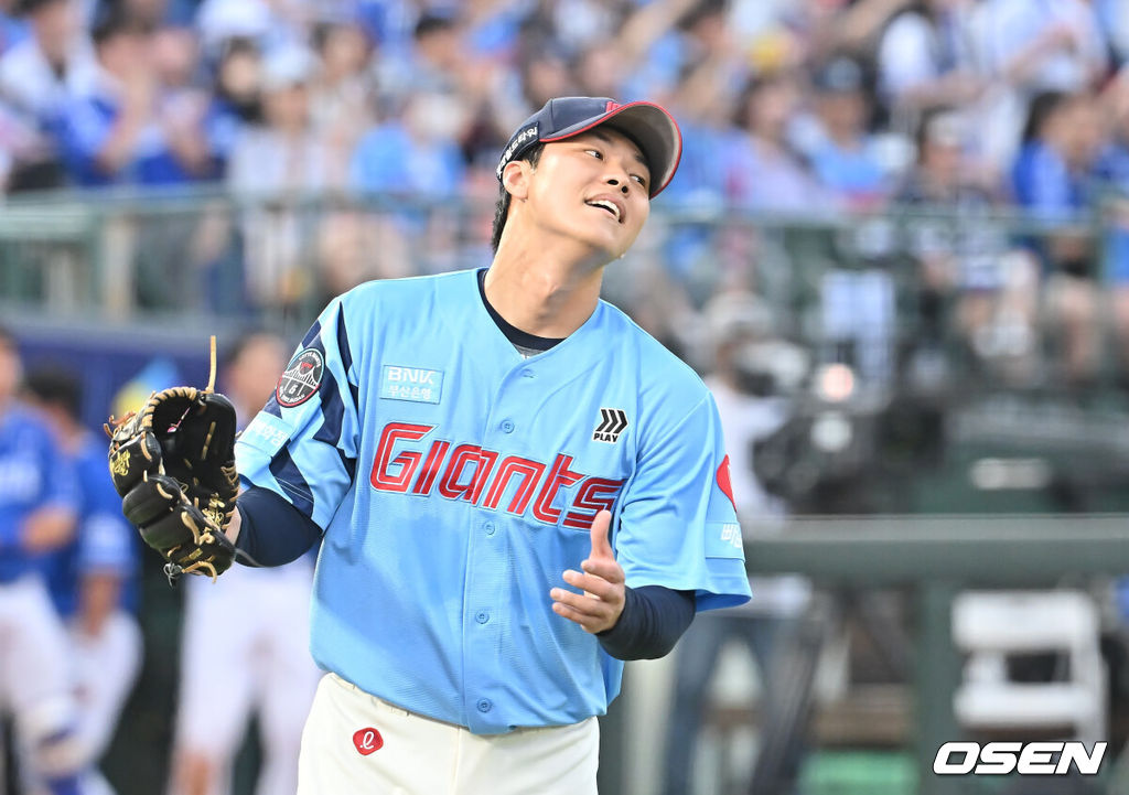 22일 부산 사직야구장에서 2025 신한 SOL 뱅크 KBO 리그 롯데 자이언츠와 삼성 라이온즈의 경기가 열렸다. 홈팀 롯데는 박세웅이, 방문팀 삼성은 원태인이 선발 출전했다.롯데 자이언츠 홍민기가 6회초 2사 2루 삼성 라이온즈 구자욱의 안타성 타구를 잡은 레이예스를 보며 기뻐하고 있다. 2025.06.22 / foto0307@osen.co.kr