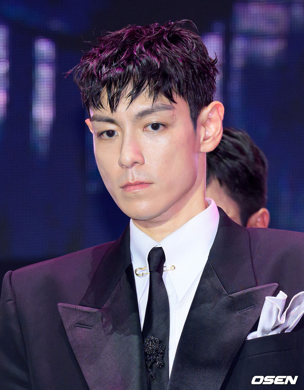 28일 오후 서울 세종대로 일대에서 '오징어게임 3' 피날레 이벤트가 열렸다. 이날 넷플릭스 시리즈 ‘오징어게임’의 황동혁 감독과 이정재, 이병헌을 비롯해 임시완, 강하늘 등 시즌 2·3 출연진이 서울에서 팬들과 만났다. 또 시즌 1 주역 박해수, 정호연, 이유미 등도 참석했다.이번 행사는 서울시와 넷플릭스가 공동 주최하는 '2025 K-콘텐츠 서울여행주간'의 하나로 마련됐다.배우 최승현이 인사를 하고 있다. 2025.06.28 /sunday@osen.co.kr