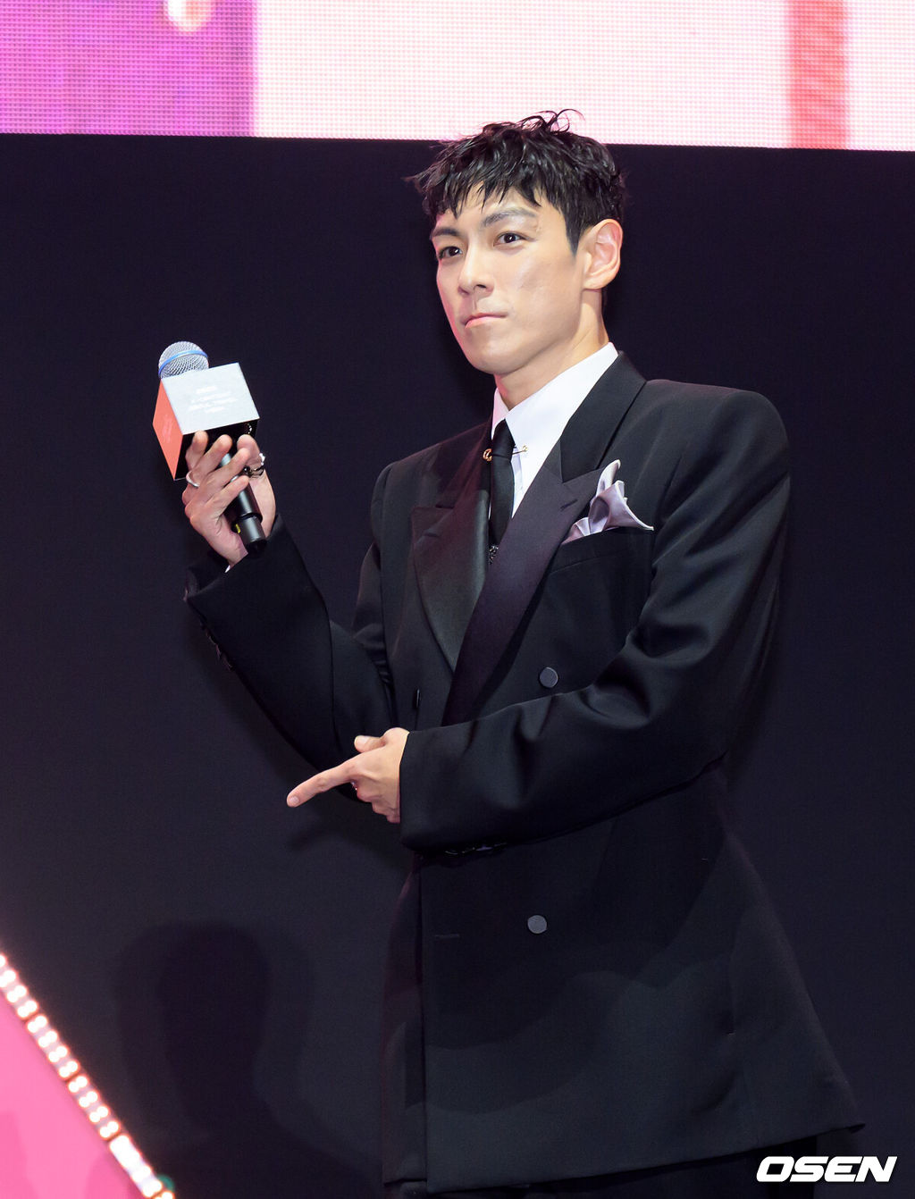 28일 오후 서울 세종대로 일대에서 '오징어게임 3' 피날레 이벤트가 열렸다. 이날 넷플릭스 시리즈 ‘오징어게임’의 황동혁 감독과 이정재, 이병헌을 비롯해 임시완, 강하늘 등 시즌 2·3 출연진이 서울에서 팬들과 만났다. 또 시즌 1 주역 박해수, 정호연, 이유미 등도 참석했다.이번 행사는 서울시와 넷플릭스가 공동 주최하는 '2025 K-콘텐츠 서울여행주간'의 하나로 마련됐다.배우 최승현이 등장하고 있다. 2025.06.28 /sunday@osen.co.kr