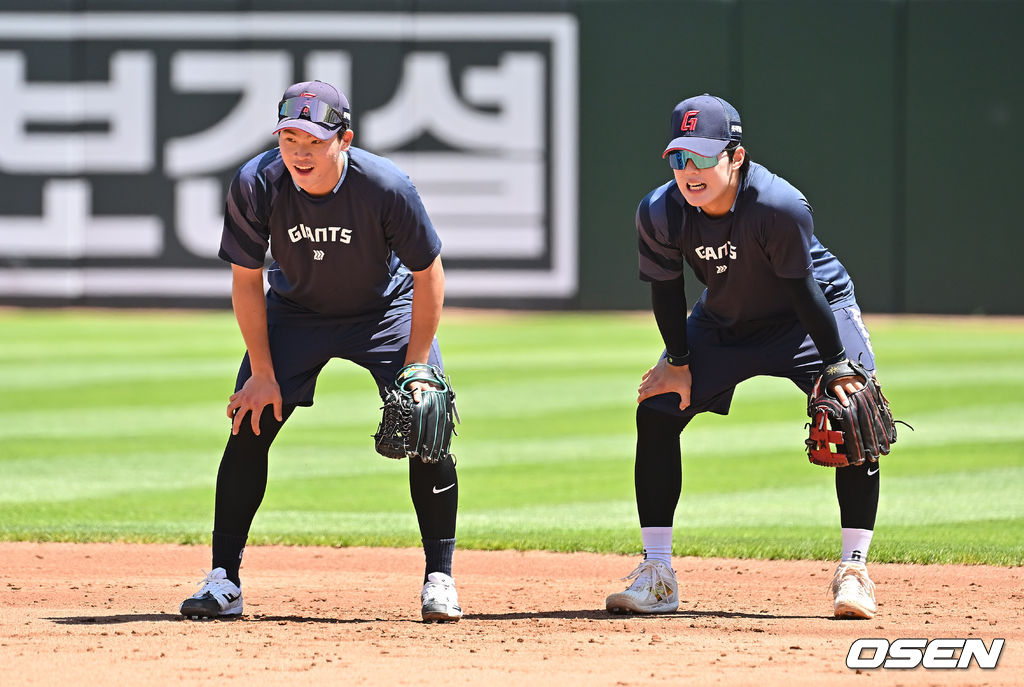 29일 부산 사직야구장에서 2025 신한 SOL 뱅크 KBO 리그 롯데 자이언츠와 KT 위즈의 경기가 열린다. 홈팀 롯데는 박세웅이, 방문팀 KT는 쿠에바스가 선발 출전한다.롯데 자이언츠 박찬형과 한태양이 수비 훈련을 하고 있다. 2025.06.29 / foto0307@osen.co.kr