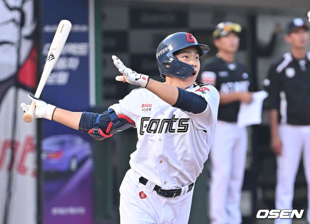 27일 부산 사직야구장에서 2025 신한 SOL 뱅크 KBO 리그 롯데 자이언츠와 KT 위즈의 경기가 열렸다. 홈팀 롯데는 이민석이, 방문팀 삼성은 고영표가 선발 출전했다.롯데 자이언츠 박찬형이 2회말 우월 솔로 홈런을 치고 있다. 2025.06.27 / foto0307@osen.co.kr
