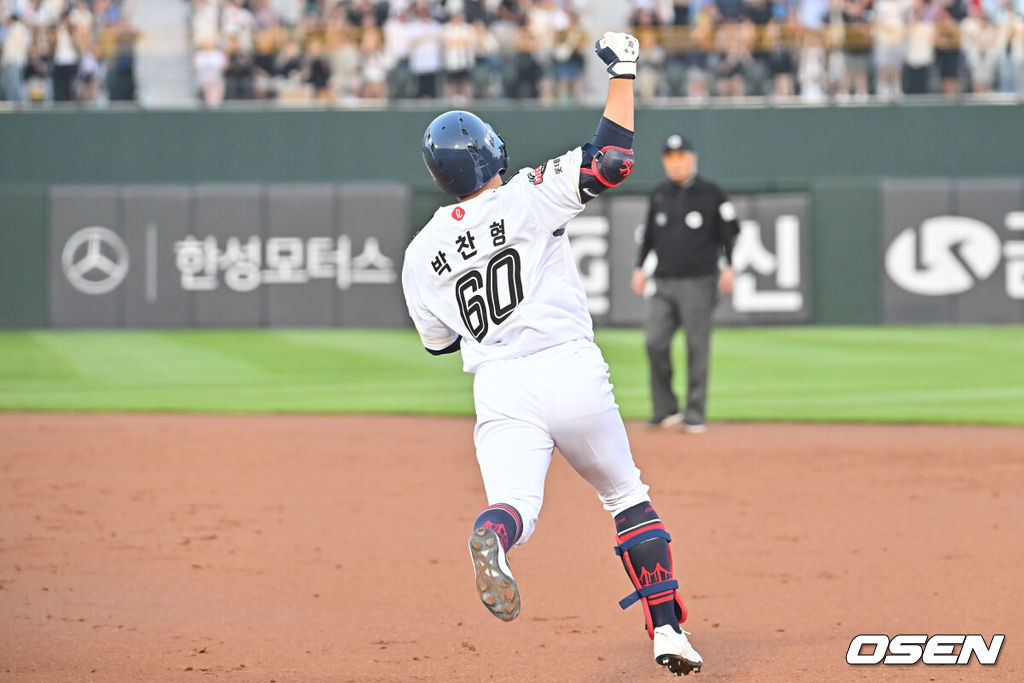 27일 부산 사직야구장에서 2025 신한 SOL 뱅크 KBO 리그 롯데 자이언츠와 KT 위즈의 경기가 열렸다. 홈팀 롯데는 이민석이, 방문팀 삼성은 고영표가 선발 출전했다.롯데 자이언츠 박찬형이 2회말 우월 솔로 홈런을 치고 세리머니를 하고 있다. 2025.06.27 / foto0307@osen.co.kr