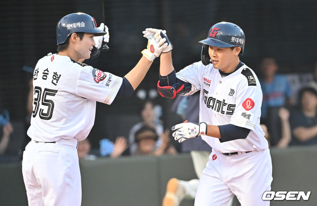 27일 부산 사직야구장에서 2025 신한 SOL 뱅크 KBO 리그 롯데 자이언츠와 KT 위즈의 경기가 열렸다. 홈팀 롯데는 이민석이, 방문팀 삼성은 고영표가 선발 출전했다.롯데 자이언츠 박찬형이 2회말 우월 솔로 홈런을 치고 하이파이브를 하고 있다. 2025.06.27 / foto0307@osen.co.kr