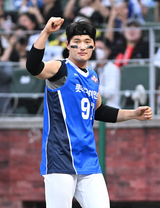 6일 오후 인천 SSG랜더스필드에서 ‘2024 신한 SOL BANK KBO리그’ 올스타전이 열린다.인천에서 프로야구 올스타전이 열리는 것은 2008년 이후 16년 만이다. 1회초 1사 2루에서 드림 올스타 윤동희가 분장을 하고 타석에 들어서고 있다. 2024.07.06 /sunday@osen.co.kr