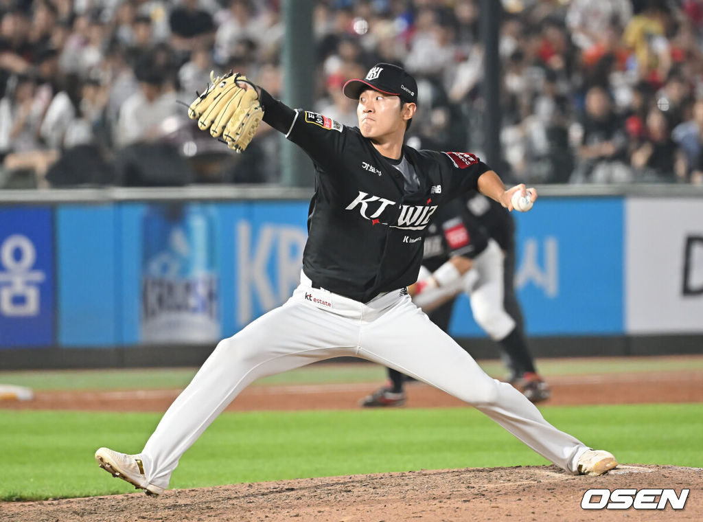 27일 부산 사직야구장에서 2025 신한 SOL 뱅크 KBO 리그 롯데 자이언츠와 KT 위즈의 경기가 열렸다. 홈팀 롯데는 이민석이, 방문팀 삼성은 고영표가 선발 출전했다.KT 위즈 전용주가 역투하고 있다. 2025.06.27 / foto0307@osen.co.kr