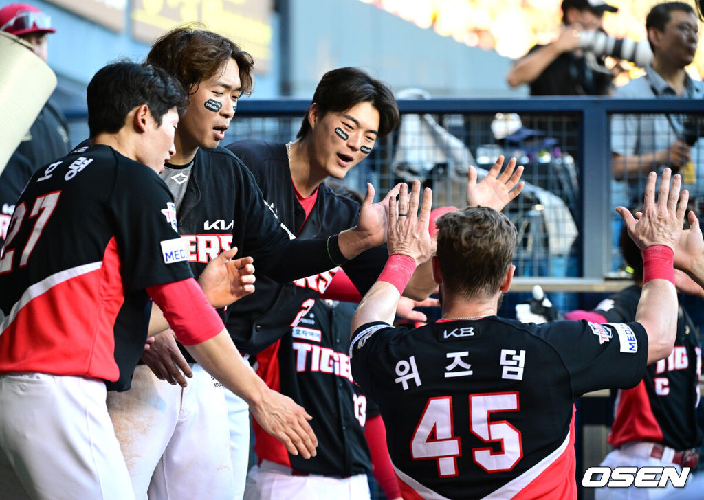 29일 서울 잠실야구장에서 ‘2025 신한 SOL Bank KBO리그’ LG 트윈스와 KIA 타이거즈의 경기가 열렸다.홈팀 LG는 요니 치리노스, 방문팀 KIA는 윤영철을 선발로 내세웠다.6회초 1사 1, 3루 상황 KIA 오선우의 달아나는 1타점 2루타 때 홈을 밟은 위즈덤이 동료들과 인사를 나누고 있다. 2025.06.29 / dreamer@osen.co.kr
