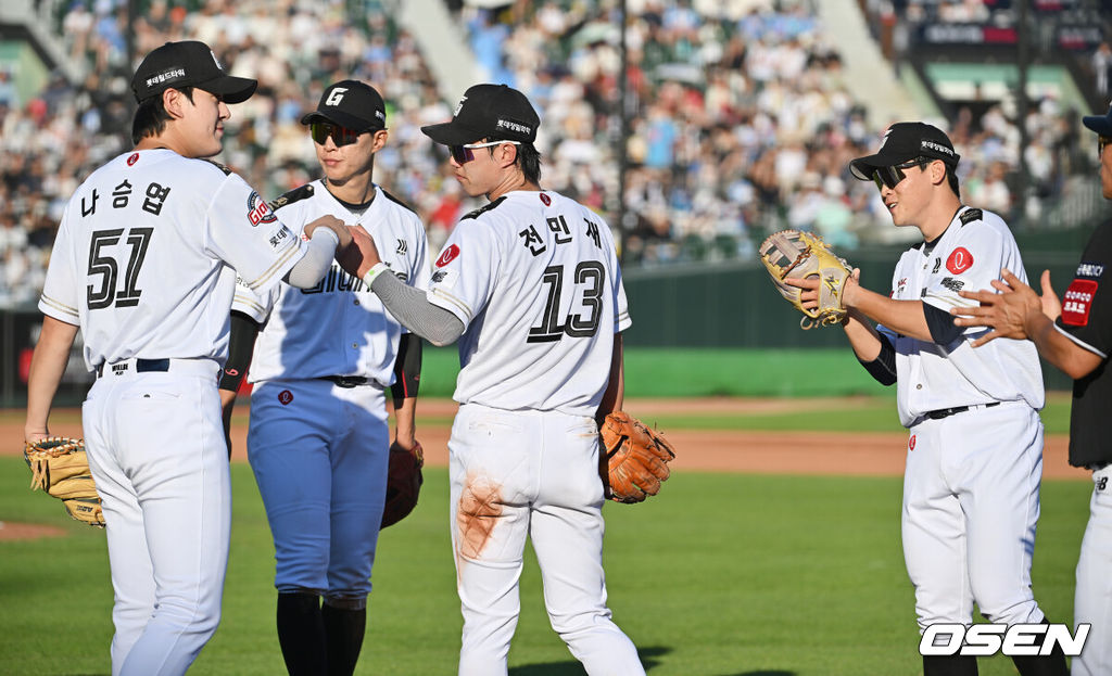 29일 부산 사직야구장에서 2025 신한 SOL 뱅크 KBO 리그 롯데 자이언츠와 KT 위즈의 경기가 열렸다. 홈팀 롯데는 박세웅이, 방문팀 KT는 쿠에바스가 선발 출전했다.롯데 자이언츠 전민재가 4회초 2사 2루 KT 위즈 강현우의 타구를 잡아 아웃시키고 비디오 판독을 기다리며 하이파이브를 하고 있다. 결과는 아웃. 2025.06.29 / foto0307@osen.co.kr