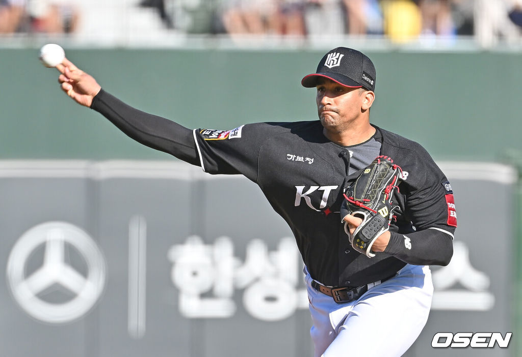 29일 부산 사직야구장에서 2025 신한 SOL 뱅크 KBO 리그 롯데 자이언츠와 KT 위즈의 경기가 열렸다. 홈팀 롯데는 박세웅이, 방문팀 KT는 쿠에바스가 선발 출전했다.KT 위즈 선발 투수 쿠에바스가 역투하고 있다. 2025.06.29 / foto0307@osen.co.kr