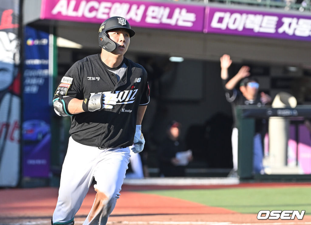 29일 부산 사직야구장에서 2025 신한 SOL 뱅크 KBO 리그 롯데 자이언츠와 KT 위즈의 경기가 열렸다. 홈팀 롯데는 박세웅이, 방문팀 KT는 쿠에바스가 선발 출전했다.KT 위즈 이정훈이 4회초 1사 우월 동점 솔로 홈런을 치고 그라운드를 돌고 있다. 2025.06.29 / foto0307@osen.co.kr