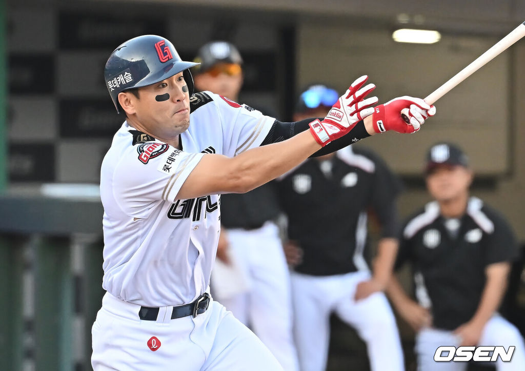 29일 부산 사직야구장에서 2025 신한 SOL 뱅크 KBO 리그 롯데 자이언츠와 KT 위즈의 경기가 열렸다. 홈팀 롯데는 박세웅이, 방문팀 KT는 쿠에바스가 선발 출전했다.롯데 자이언츠 전준우가 힘찬 타격을 하고 있다. 2025.06.29 / foto0307@osen.co.kr