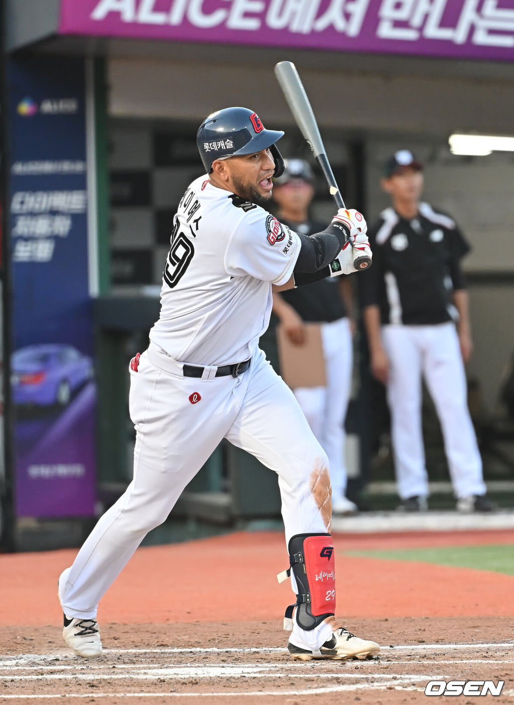 29일 부산 사직야구장에서 2025 신한 SOL 뱅크 KBO 리그 롯데 자이언츠와 KT 위즈의 경기가 열렸다. 홈팀 롯데는 박세웅이, 방문팀 KT는 쿠에바스가 선발 출전했다.롯데 자이언츠 레이예스가 6회말 2사 1,2루 중견수 왼쪽 1타점 안타를 치고 있다. 2025.06.29 / foto0307@osen.co.kr