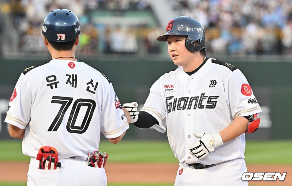 29일 부산 사직야구장에서 2025 신한 SOL 뱅크 KBO 리그 롯데 자이언츠와 KT 위즈의 경기가 열렸다. 홈팀 롯데는 박세웅이, 방문팀 KT는 쿠에바스가 선발 출전했다.롯데 자이언츠 정보근이 6회말 2사 1,3루 중견수 오른쪽 1타점 안타를 치고 하이파이브를 하고 있다. 2025.06.29 / foto0307@osen.co.kr