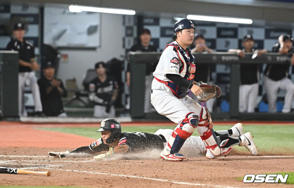 29일 부산 사직야구장에서 2025 신한 SOL 뱅크 KBO 리그 롯데 자이언츠와 KT 위즈의 경기가 열렸다. 홈팀 롯데는 박세웅이, 방문팀 KT는 쿠에바스가 선발 출전했다.KT 위즈 배정대가 8회초 2사 만루 권동진의 우익수 앞 안타때 득점을 올리고 있다. 2025.06.29 / foto0307@osen.co.kr