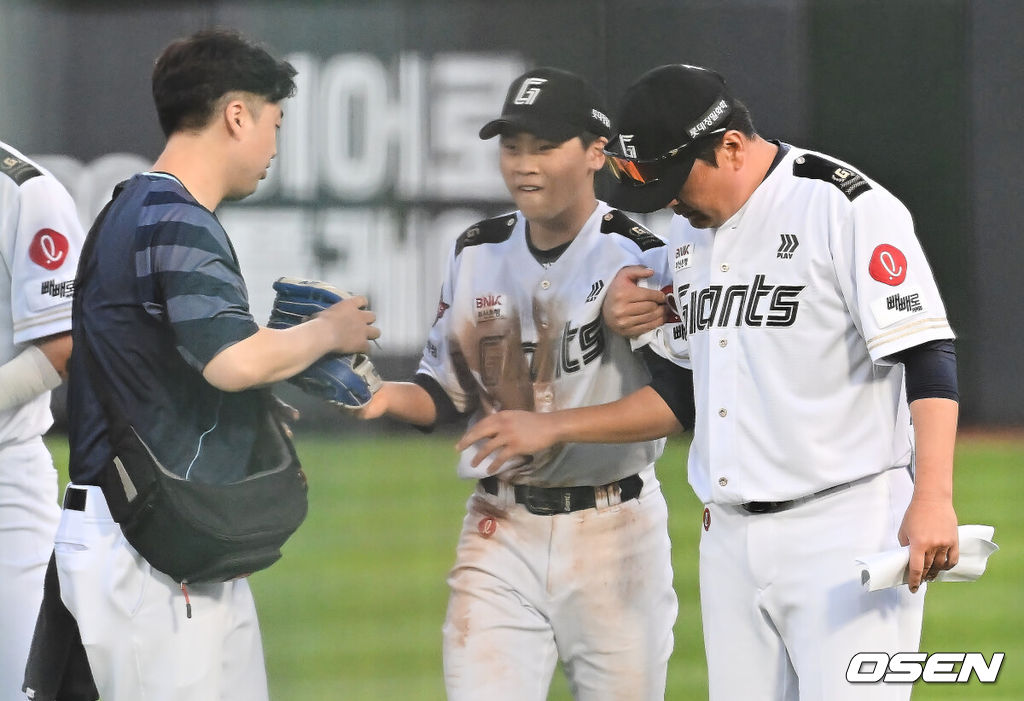 29일 부산 사직야구장에서 2025 신한 SOL 뱅크 KBO 리그 롯데 자이언츠와 KT 위즈의 경기가 열렸다. 홈팀 롯데는 박세웅이, 방문팀 KT는 쿠에바스가 선발 출전했다.롯데 자이언츠 박찬형이 7회초 1사 KT 위즈 김상수의 타구를 잡다 놓치고 부상을 당해 교체를 요구하고 있다. 2025.06.29 / foto0307@osen.co.kr