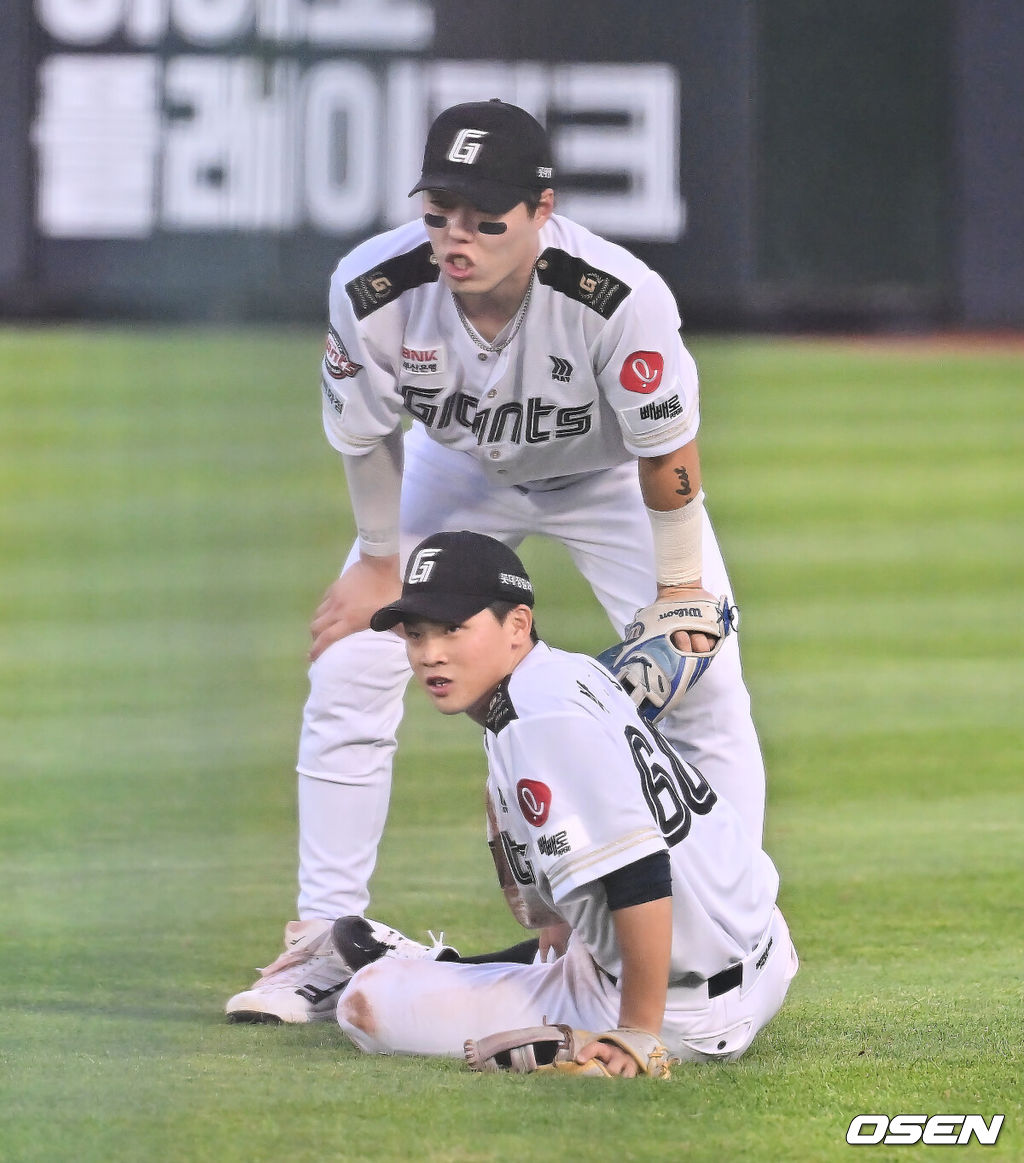 29일 부산 사직야구장에서 2025 신한 SOL 뱅크 KBO 리그 롯데 자이언츠와 KT 위즈의 경기가 열렸다. 홈팀 롯데는 박세웅이, 방문팀 KT는 쿠에바스가 선발 출전했다.롯데 자이언츠 박찬형이 7회초 1사 KT 위즈 김상수의 타구를 잡다 놓치고 부상을 당해 교체를 요구하고 있다. 2025.06.29 / foto0307@osen.co.kr