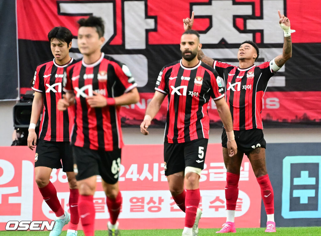 29일 오후 서울 마포구 월드컵경기장에서 하나은행 K리그 1 2025 21라운드 서울 FC와 포항 스틸러스의 경기가 열렸다. 서울은 6승 9무 5패로 리그 8위, 포항은 9승 5무 6패로 리그 4위를 기록하고 있다.전반 서울 린가드가 패널티킥을 넣은 뒤 세리머니를 하고 있다. 2025.06.29 / ksl0919@osen.co.kr