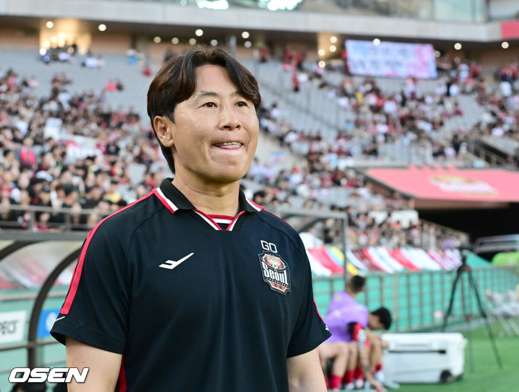 29일 오후 서울 마포구 월드컵경기장에서 하나은행 K리그 1 2025 21라운드 서울 FC와 포항 스틸러스의 경기가 열렸다. 서울은 6승 9무 5패로 리그 8위, 포항은 9승 5무 6패로 리그 4위를 기록하고 있다.경기 시작에 앞서 서울 김기동 감독이 생각에 잠겨 있다. 2025.06.29 / ksl0919@osen.co.kr