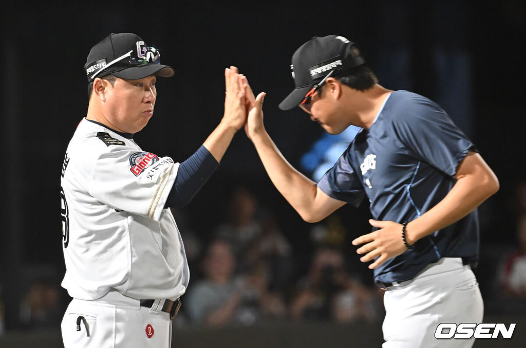 29일 부산 사직야구장에서 2025 신한 SOL 뱅크 KBO 리그 롯데 자이언츠와 KT 위즈의 경기가 열렸다. 홈팀 롯데는 박세웅이, 방문팀 KT는 쿠에바스가 선발 출전했다.롯데 자이언츠 김태형 감독이 KT 위즈에 10-5로 승리한 후 박세웅과 하이파이브를 하고 있다. 2025.06.29 / foto0307@osen.co.kr