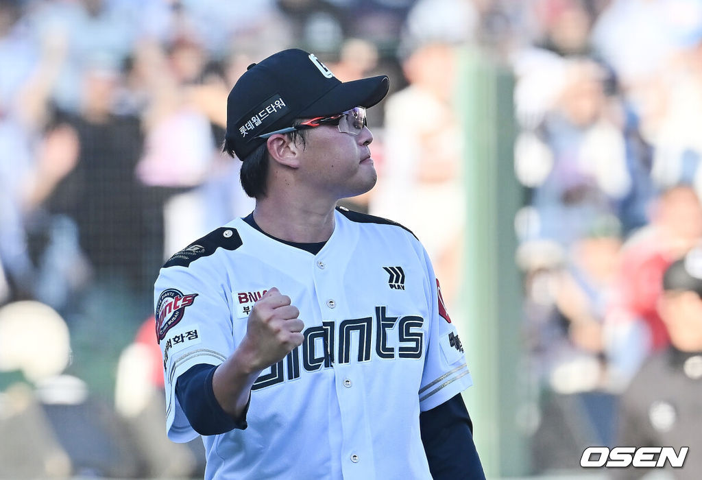 29일 부산 사직야구장에서 2025 신한 SOL 뱅크 KBO 리그 롯데 자이언츠와 KT 위즈의 경기가 열렸다. 홈팀 롯데는 박세웅이, 방문팀 KT는 쿠에바스가 선발 출전했다.롯데 자이언츠 선발 투수 박세웅이 5회초 2사 1,3루 KT 위즈 이정훈을 삼진으로 잡고 환호하고 있다. 2025.06.29 / foto0307@osen.co.kr