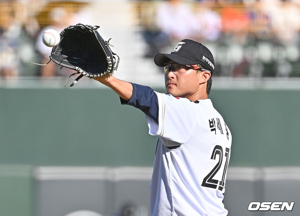 29일 부산 사직야구장에서 2025 신한 SOL 뱅크 KBO 리그 롯데 자이언츠와 KT 위즈의 경기가 열렸다. 홈팀 롯데는 박세웅이, 방문팀 KT는 쿠에바스가 선발 출전했다.롯데 자이언츠 선발 투수 박세웅이 볼을 받고 있다. 2025.06.29 / foto0307@osen.co.kr