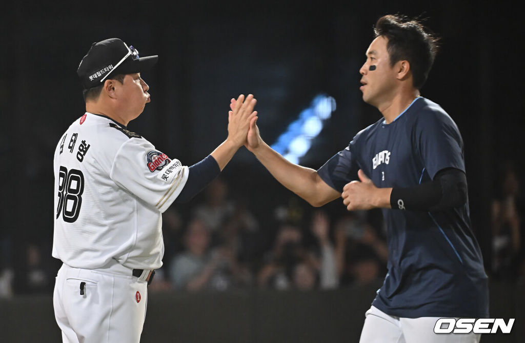 29일 부산 사직야구장에서 2025 신한 SOL 뱅크 KBO 리그 롯데 자이언츠와 KT 위즈의 경기가 열렸다. 홈팀 롯데는 박세웅이, 방문팀 KT는 쿠에바스가 선발 출전했다.롯데 자이언츠 김태형 감독이 KT 위즈에 10-5로 승리한 후 전준우와 하이파이브를 하고 있다. 2025.06.29 / foto0307@osen.co.kr