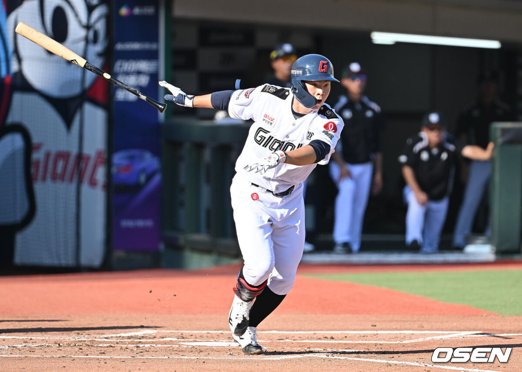 29일 부산 사직야구장에서 2025 신한 SOL 뱅크 KBO 리그 롯데 자이언츠와 KT 위즈의 경기가 열렸다. 홈팀 롯데는 박세웅이, 방문팀 KT는 쿠에바스가 선발 출전했다.롯데 자이언츠 박찬형이 2회말 2사 우익수 오른쪽 안타를 치고 있다. 2025.06.29 / foto0307@osen.co.kr