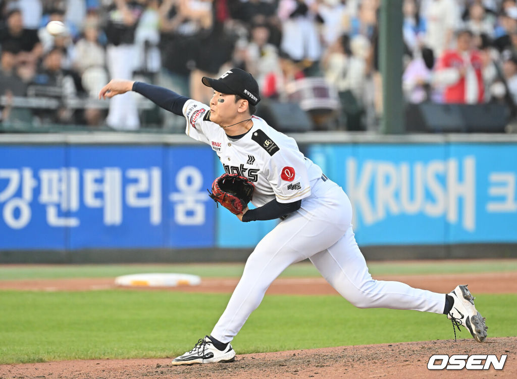 29일 부산 사직야구장에서 2025 신한 SOL 뱅크 KBO 리그 롯데 자이언츠와 KT 위즈의 경기가 열렸다. 홈팀 롯데는 박세웅이, 방문팀 KT는 쿠에바스가 선발 출전했다.롯데 자이언츠 최준용이 역투하고 있다. 2025.06.29 / foto0307@osen.co.kr