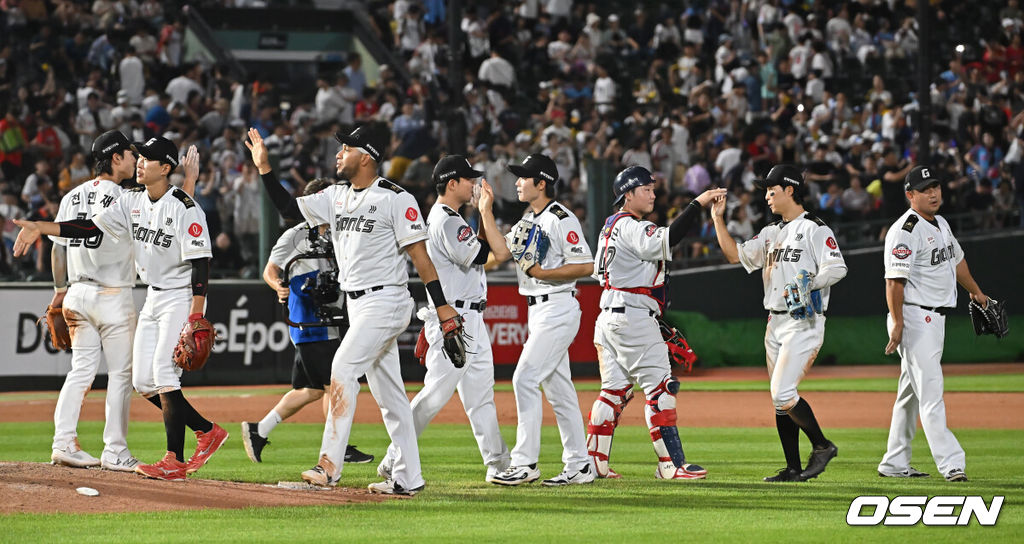 29일 부산 사직야구장에서 2025 신한 SOL 뱅크 KBO 리그 롯데 자이언츠와 KT 위즈의 경기가 열렸다. 홈팀 롯데는 박세웅이, 방문팀 KT는 쿠에바스가 선발 출전했다.롯데 자이언츠 선수들이 KT 위즈에 10-5로 승리한 후 기쁨을 나누고 있다. 2025.06.29 / foto0307@osen.co.kr