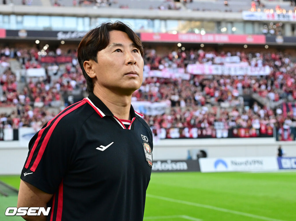29일 오후 서울 마포구 월드컵경기장에서 하나은행 K리그 1 2025 21라운드 서울 FC와 포항 스틸러스의 경기가 열렸다. 서울은 6승 9무 5패로 리그 8위, 포항은 9승 5무 6패로 리그 4위를 기록하고 있다.경기 시작에 앞서 서울 김기동 감독이 생각에 잠겨 있다. 2025.06.29 / ksl0919@osen.co.kr