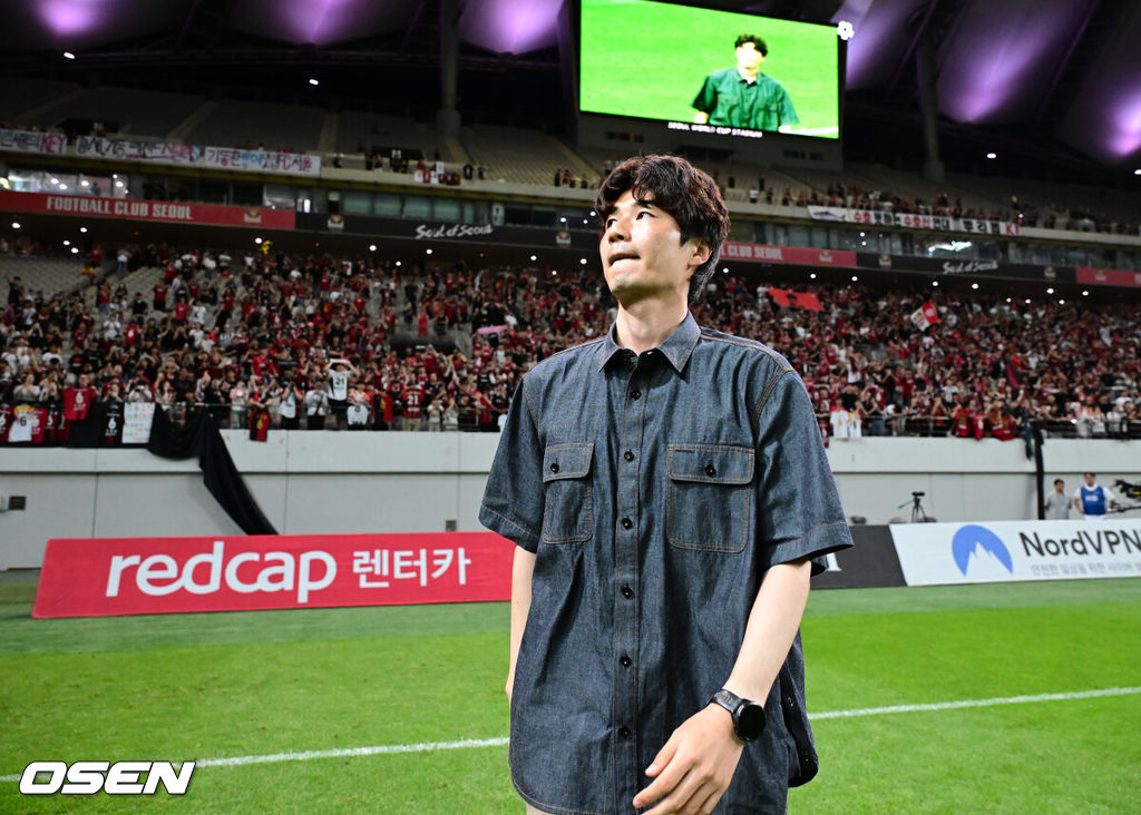 기성용 이적 사가'로 인해 관심이 집중된 FC 서울과 포항 스틸러스의 맞대결은 서울의 완승으로 끝났다. 서울은 29일 서울월드컵경기장에서 열린 하나은행 K리그 1 2025 21라운드 포항 스틸러스와 맞대결서 4-1로 승리했다. 경기 종료 후 포항 기성용이 관중에게 인사하고 있다. 2025.06.29 / ksl0919@osen.co.kr