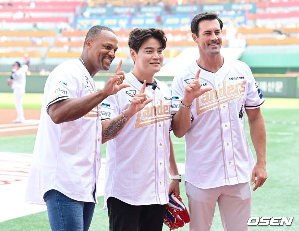 SSG 추신수가 은퇴식에 앞서 MLB 출신 아드리안 벨트레, 콜 해멀스가 기념촬영을 하고 있다. 2025.06.14 / ksl0919@osen.co.kr