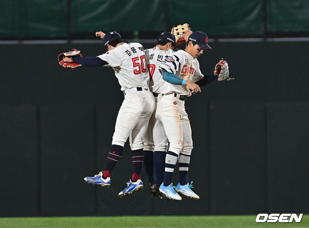 17일 부산 사직야구장에서 2025 신한 SOL 뱅크 KBO 리그 롯데 자이언츠와 키움 히어로즈의 경기가 열렸다. 홈팀 롯데는 박세웅, 방문팀 키움은 김윤하가 선발 출전했다.롯데 자이언츠 김동혁, 황성빈, 장두성이 키움전에서 7-1로 승리한 후 기쁨을 나누고 있다. 2025.04.17 / foto0307@osen.co.kr