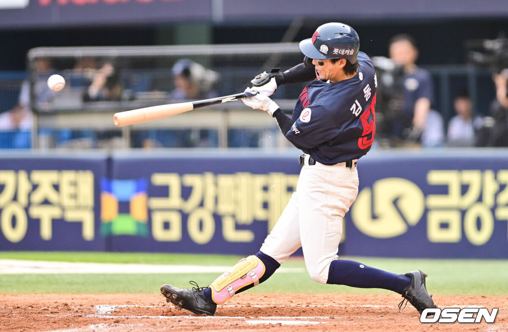 7일 오후 서울 잠실구장에서 ‘2025 신한 SOL BANK KBO리그’ 두산 베어스와 롯데 자이언츠의 경기가 진행됐다.이날 두산은 최승용을 롯데는 이민석을 선발투수로 내세웠다.6회초 2사 1루 롯데 김동혁이 내야뜬공 타구를 날리고 있다. 2025.06.07 / soul1014@osen.co.kr