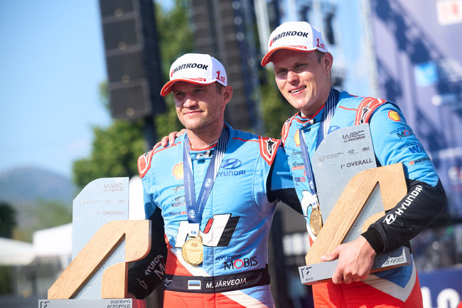 2025 WRC 그리스 랠리에서 우승을 차지한 현대 월드랠리팀 오트 타낙(Ott Tänak, 오른쪽)과 코드라이버 마틴 야르베오야(Martin Järveoja)가 트로피를 들고 기뻐하고 있다. 