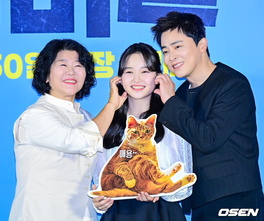 30일 오전 서울 용산구 한강로동 CGV 용산아이파크몰에서 영화 ‘좀비딸’ 제작보고회가 열렸다.‘좀비딸’은 이 세상 마지막 남은 좀비가 된 딸을 지키기 위해 극비 훈련에 돌입한 딸바보 아빠의 코믹 드라마.배우 이정은, 최유리, 조정석이 포토타임을 하고 있다. 2025.06.30 /jpnews@osen.co.kr