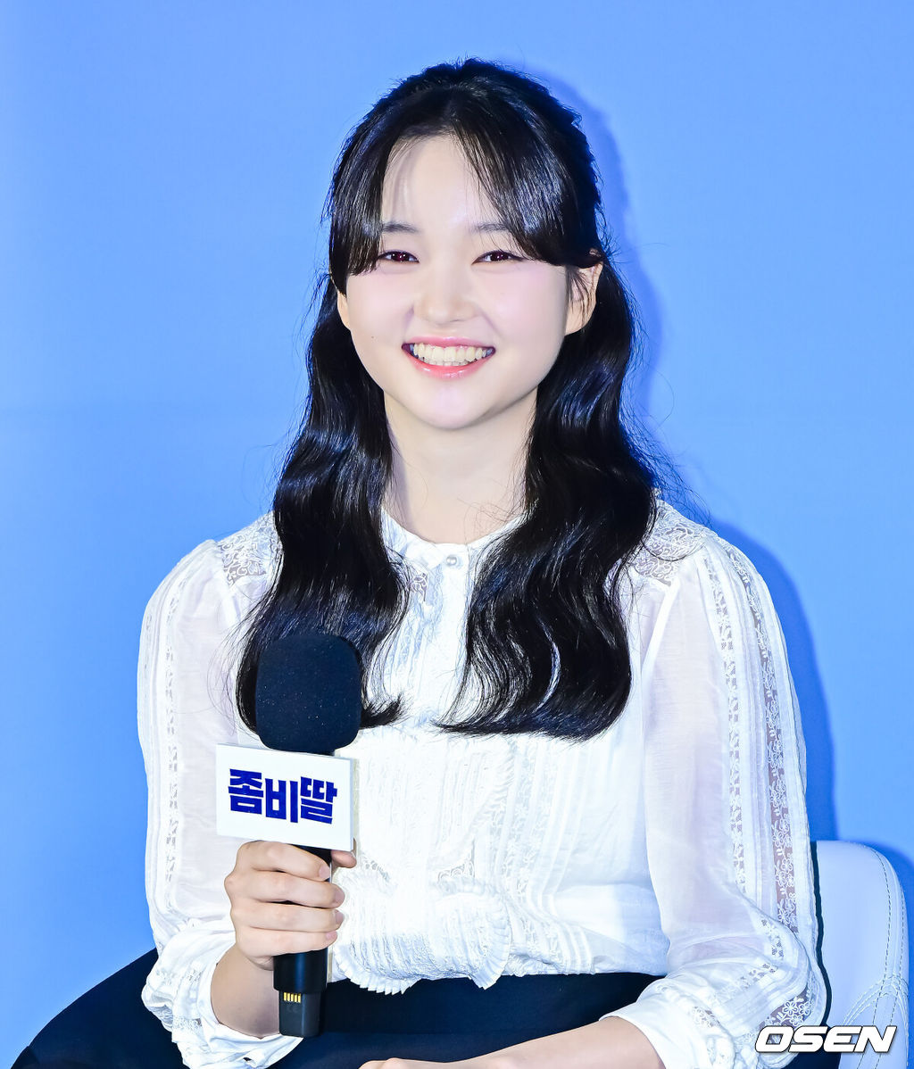 30일 오전 서울 용산구 한강로동 CGV 용산아이파크몰에서 영화 ‘좀비딸’ 제작보고회가 열렸다.‘좀비딸’은 이 세상 마지막 남은 좀비가 된 딸을 지키기 위해 극비 훈련에 돌입한 딸바보 아빠의 코믹 드라마.배우 최유리가 간담회를 하고 있다. 2025.06.30 /jpnews@osen.co.kr