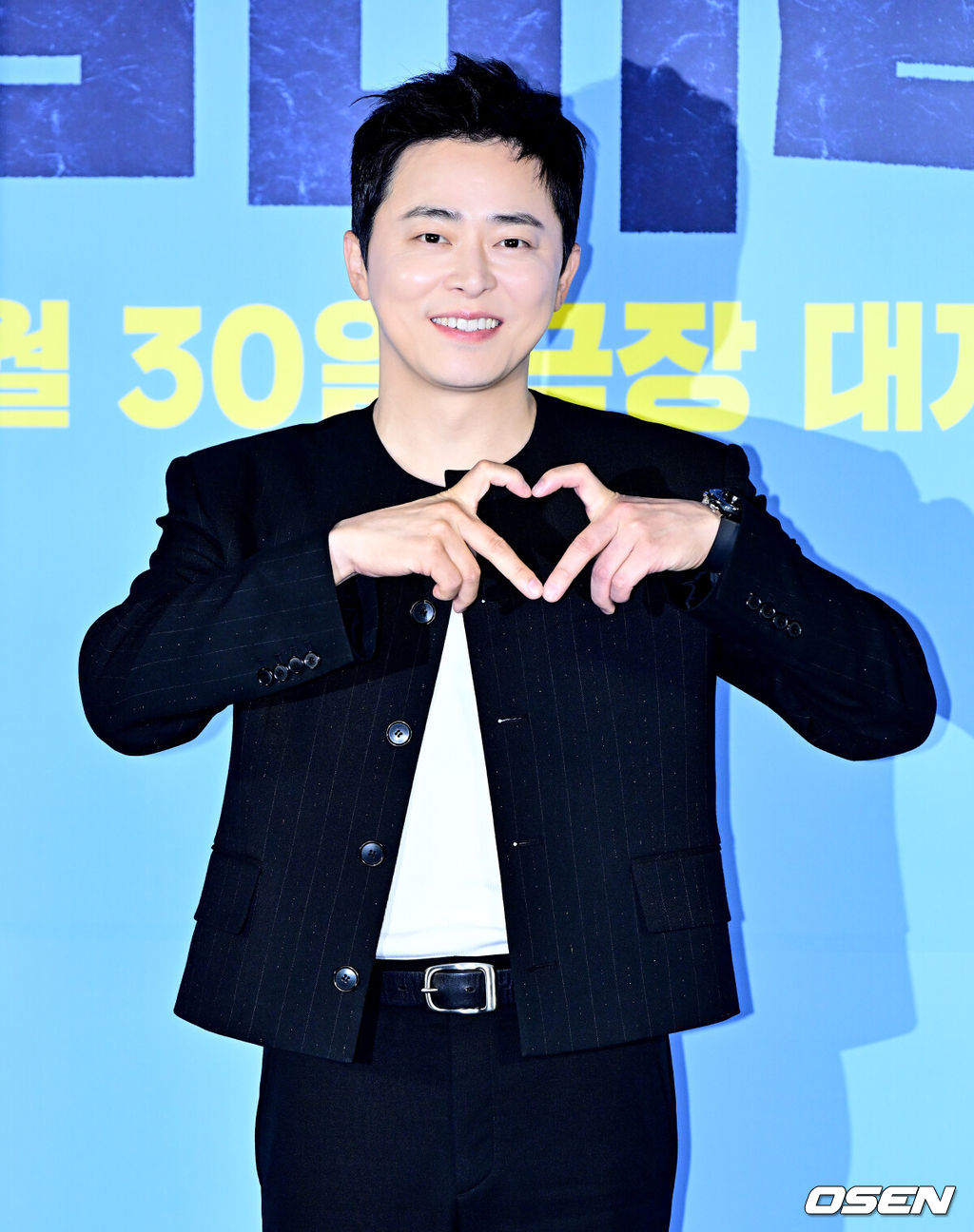 30일 오전 서울 용산구 한강로동 CGV 용산아이파크몰에서 영화 ‘좀비딸’ 제작보고회가 열렸다.‘좀비딸’은 이 세상 마지막 남은 좀비가 된 딸을 지키기 위해 극비 훈련에 돌입한 딸바보 아빠의 코믹 드라마.배우 조정석이 포토타임을 하고 있다. 2025.06.30 /jpnews@osen.co.kr